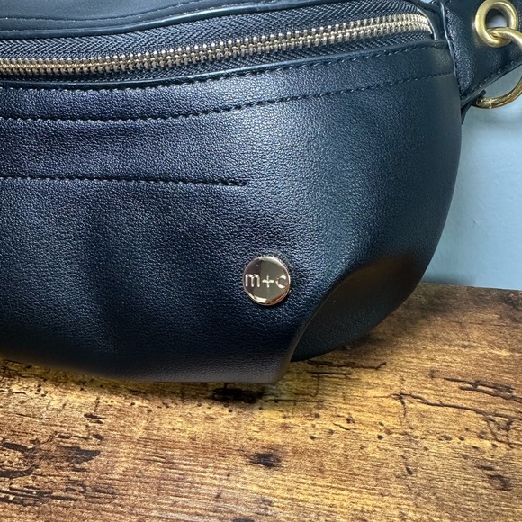 Modern and chic belt bag - Picture 3 of 11